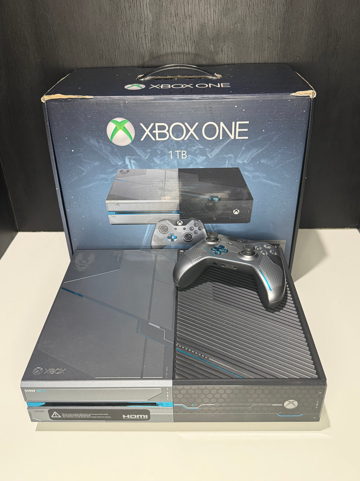 Xbox One 1TB Halo 5 Guardians Limited Edition Console Bundle outer box front showing console and Spartan Locke controller