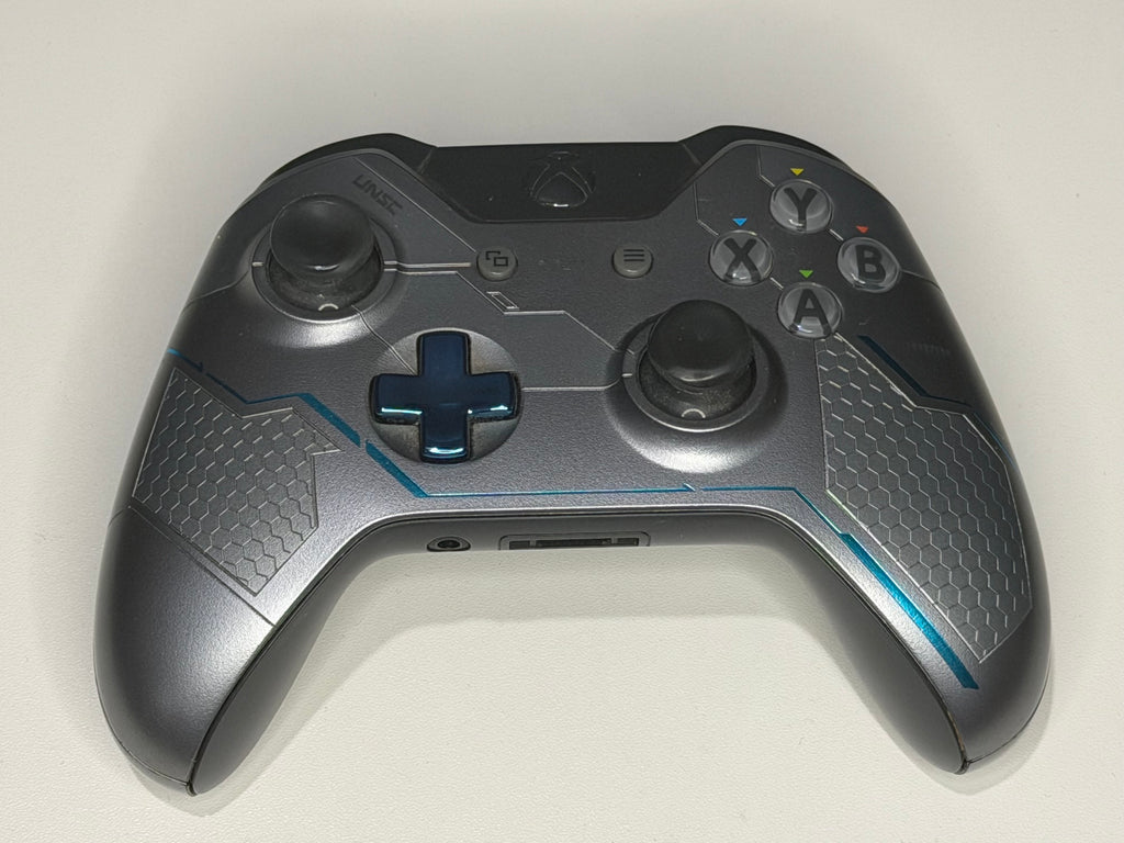 Halo 5 Guardians Limited Edition Spartan Locke wireless controller front showing gunmetal UNSC hexagonal pattern and blue D-pad