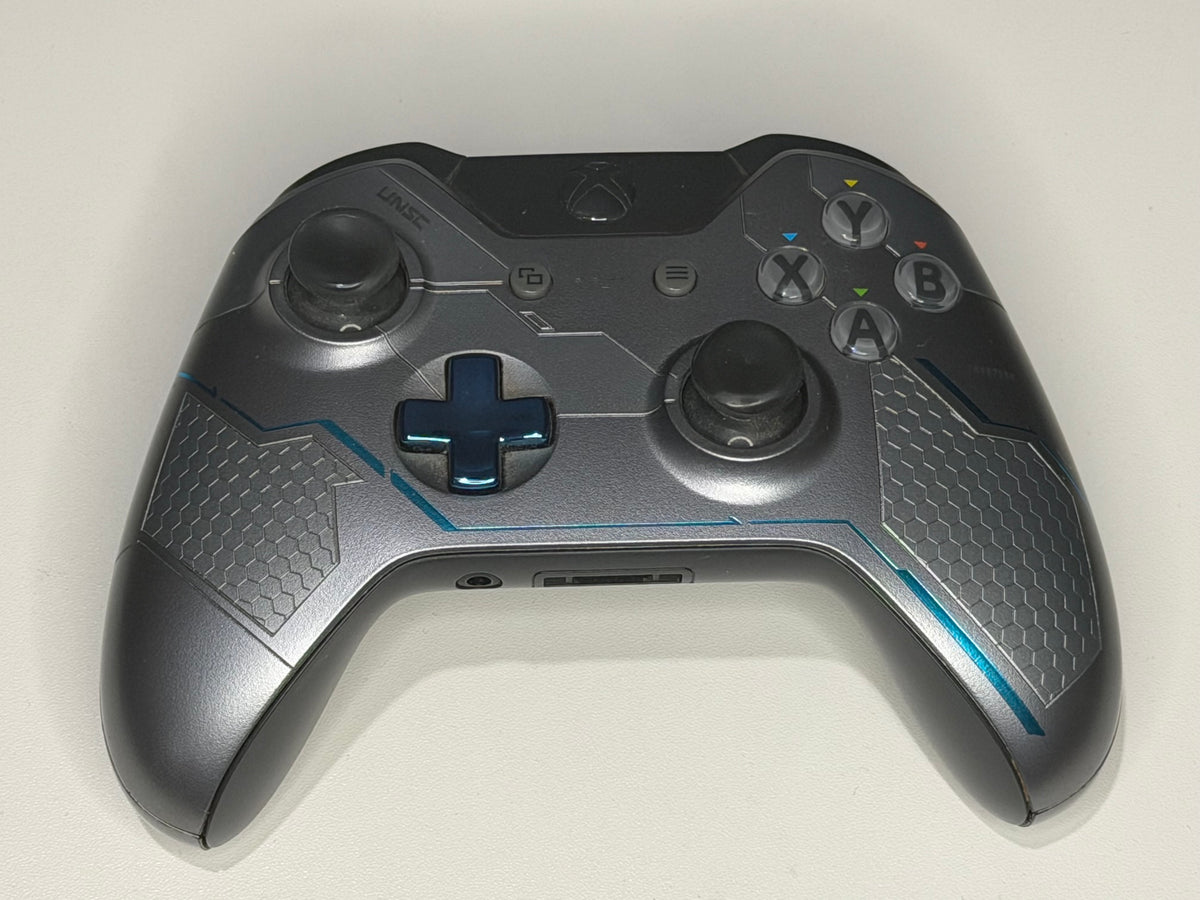 Halo 5 Guardians Limited Edition Spartan Locke wireless controller front showing gunmetal UNSC hexagonal pattern and blue D-pad